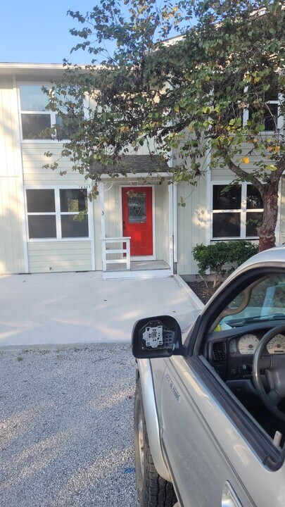 43 Blue Water Dr, Unit 2 in Holiday Island, AR - Foto de edificio