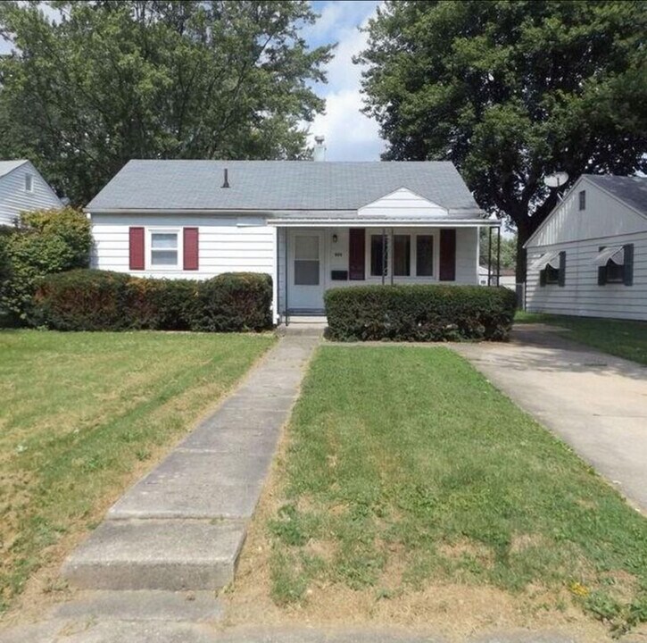 806 Lonsvale Dr in Anderson, IN - Building Photo