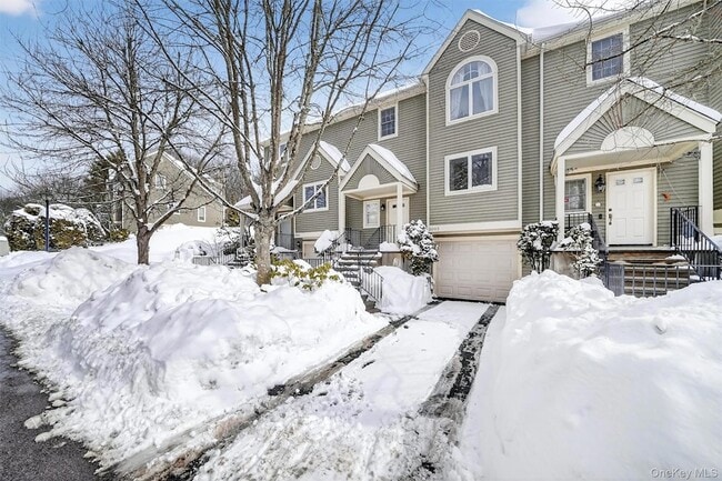 2003 Regent Dr in Mt Kisco, NY - Foto de edificio - Building Photo