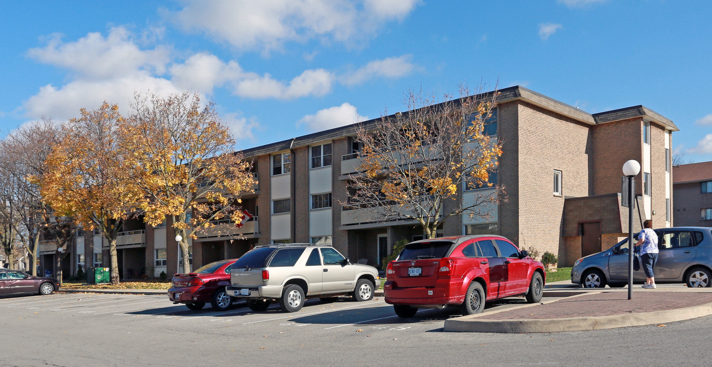 Westpark Gardens in St Catharines, ON - Building Photo