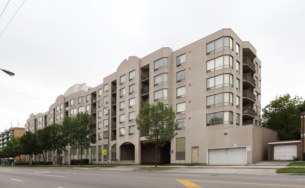 Moshav Noam in Toronto, ON - Building Photo