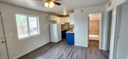 208 W Hamilton Ave, Unit 2 in El Centro, CA - Building Photo - Building Photo