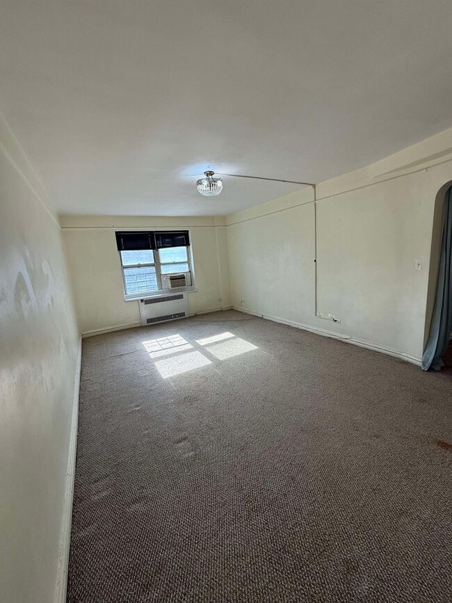 61-41 Saunders St in Queens, NY - Building Photo - Building Photo
