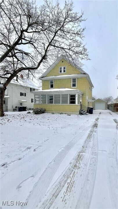 2110 12th St SW in Akron, OH - Building Photo