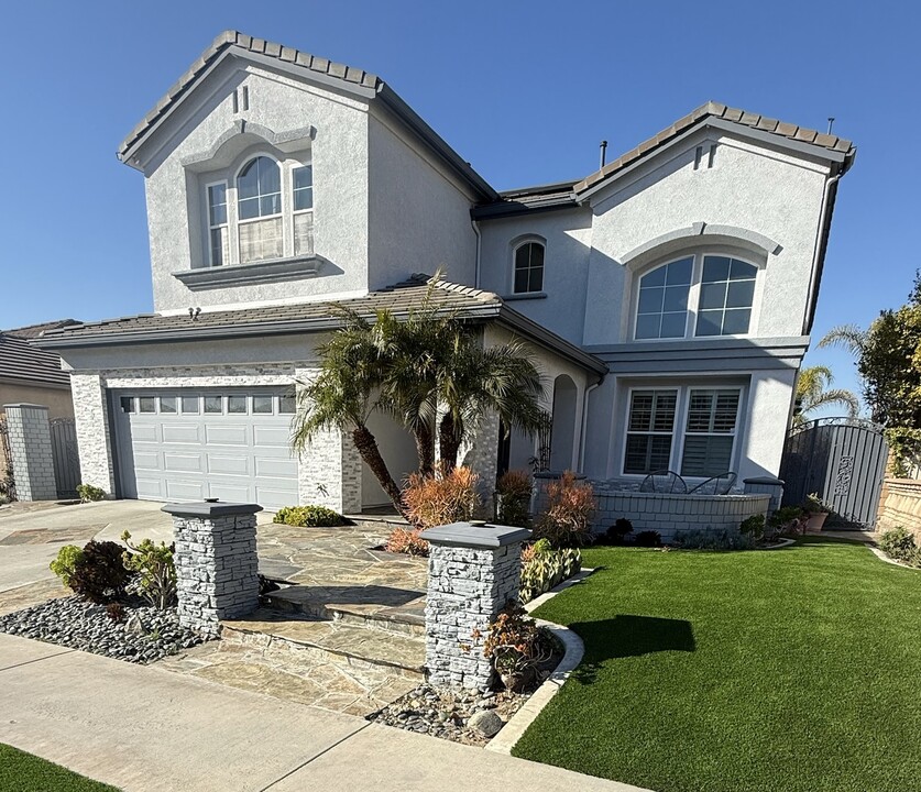 1241 Campanis Ln in Placentia, CA - Foto de edificio