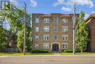 114 Vaughan Rd in Toronto, ON - Building Photo