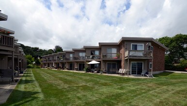 Ocean Forty Apartments in Warwick, RI - Foto de edificio - Building Photo