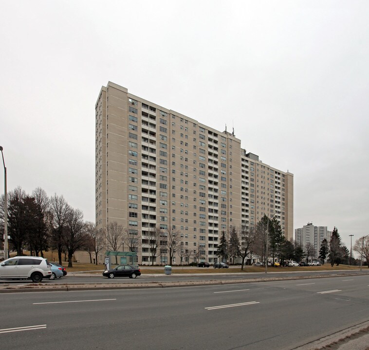 5 Parkway Forest Drive in Toronto, ON - Building Photo