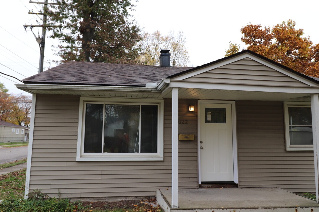 2022 E Saratoga St in Ferndale, MI - Foto de edificio