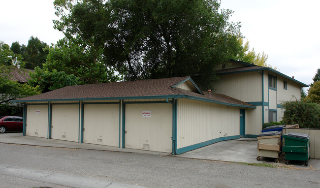 6460 Country Club in Rohnert Park, CA - Foto de edificio - Building Photo