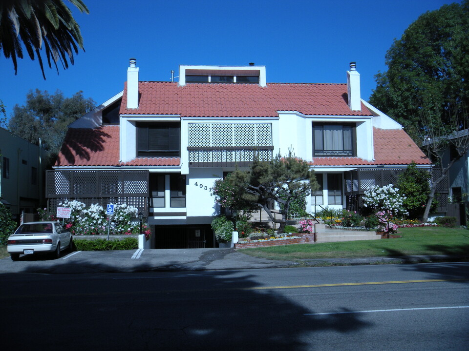 4931 Coldwater Canyon Ave, Unit 5 in Sherman Oaks, CA - Foto de edificio