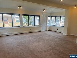 71 W Madison Ave in Dumont, NJ - Foto de edificio - Building Photo