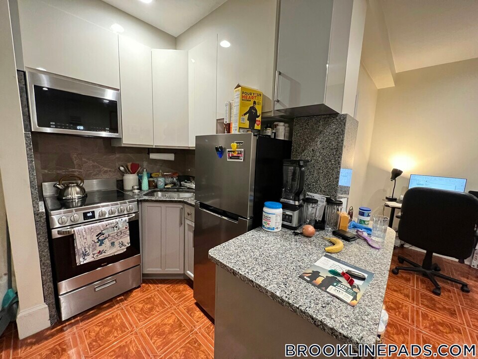 69 Babcock St in Brookline, MA - Building Photo