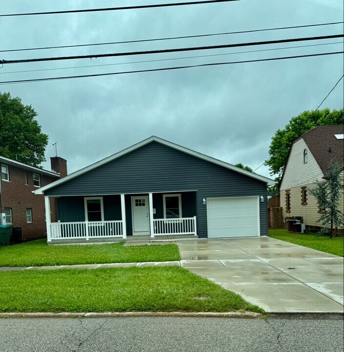 2932 Virginia Ave in Hurricane, WV - Building Photo