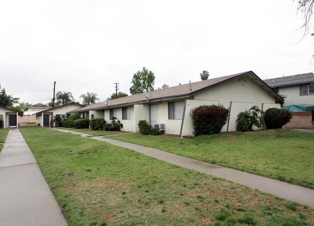 867-881 E Alvarado St in Pomona, CA - Building Photo - Building Photo