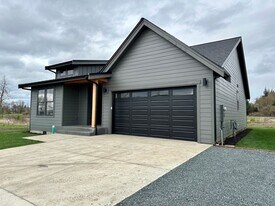 2075 Bowfin Way in Lynden, WA - Building Photo