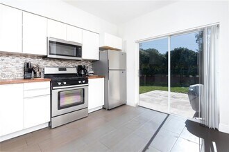 7818 Dixie Beach Cir in Tamarac, FL - Foto de edificio - Building Photo