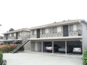 West 166th St. Apartments in Gardena, CA - Foto de edificio - Building Photo