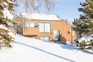 15 Huntington Park Pl NW in Calgary, AB - Building Photo