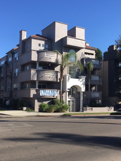 4442 Coldwater Canyon Ave in Los Angeles, CA - Building Photo