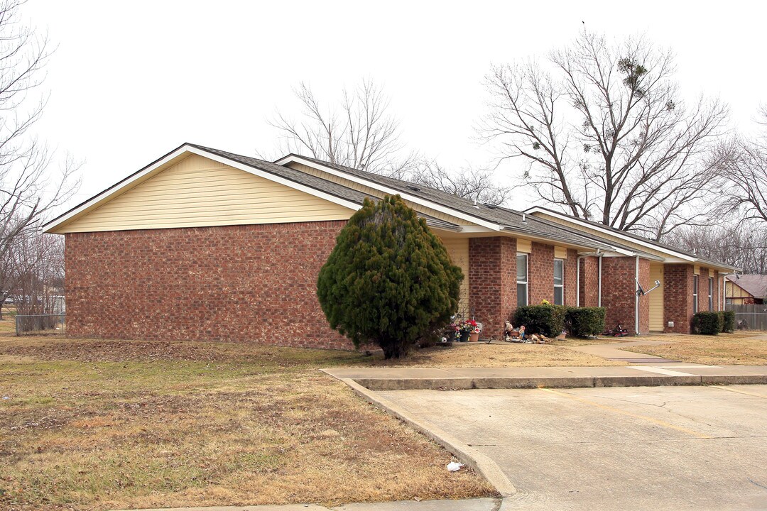 Green Briar Apartments in Chouteau, OK - Building Photo