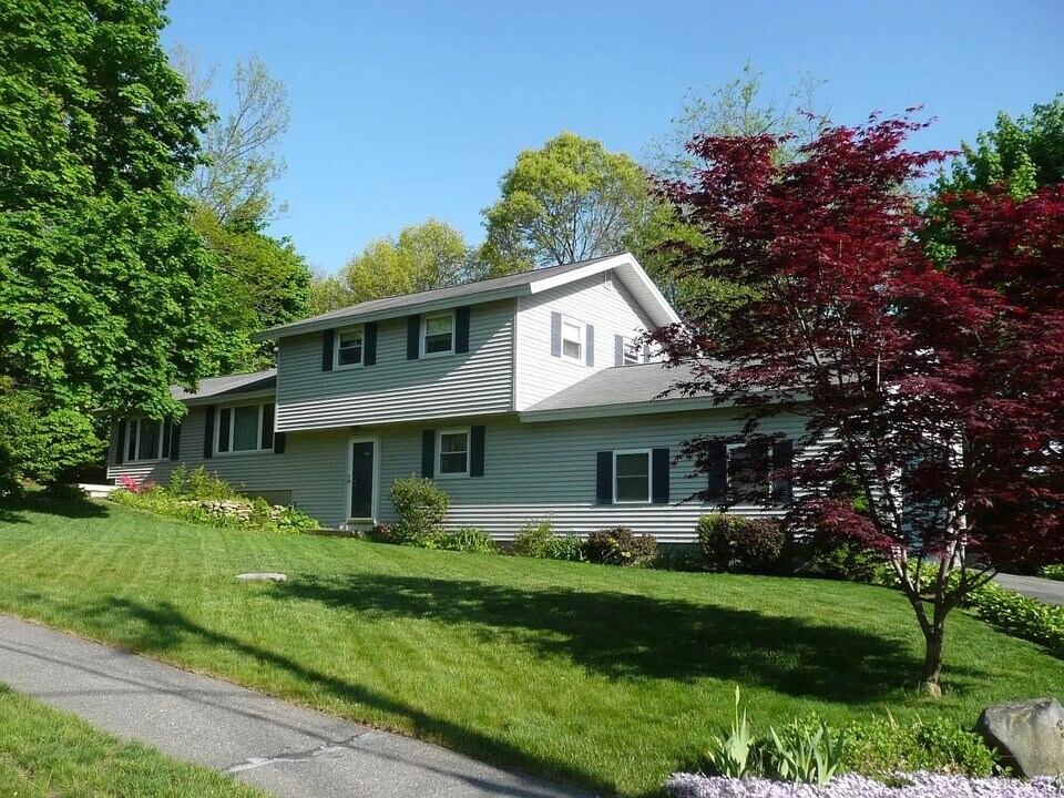 1 Cayuga Dr in Hudson, MA - Building Photo