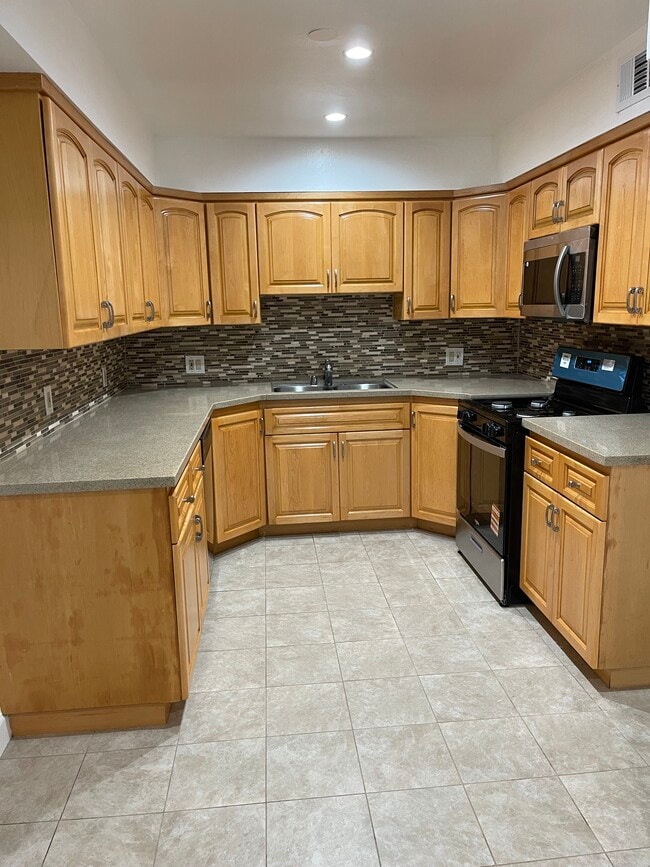 12244 Magnolia Blvd in Valley Village, CA - Building Photo - Building Photo