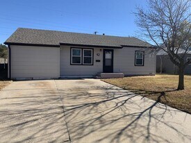 42 Halsey Dr in Hutchinson, KS - Building Photo