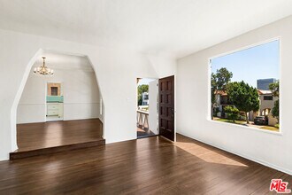 8221 4th St in Los Angeles, CA - Foto de edificio - Building Photo