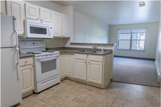 Falcon Manor Senior Housing in Williston, VT - Foto de edificio - Building Photo