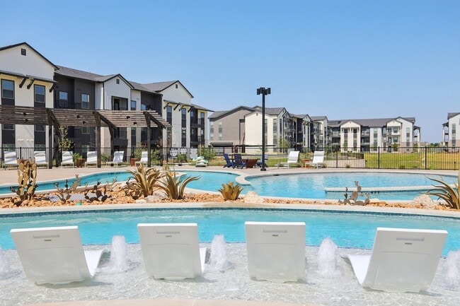 View at Manor Crossing in Manor, TX - Foto de edificio - Building Photo