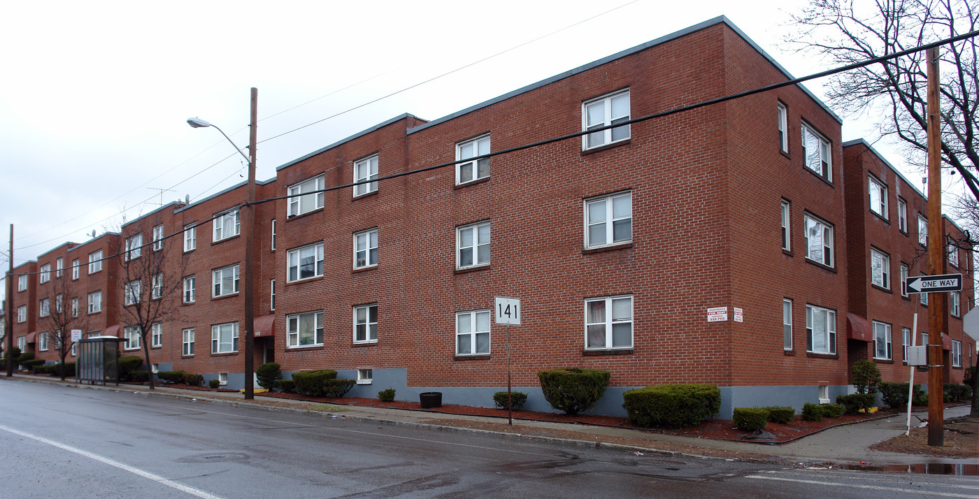 949-963 Hampden St in Holyoke, MA - Building Photo