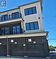 28 Matawin Ln in Richmond Hill, ON - Building Photo