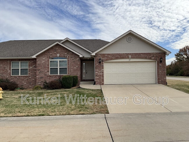 property at 47 Oak Pointe Cir