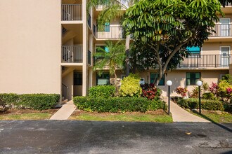 The Oaks in Cape Canaveral, FL - Foto de edificio - Building Photo