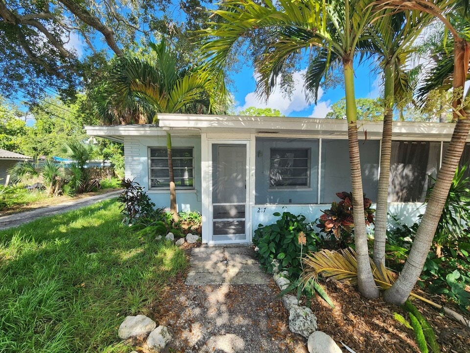 201 10th St SW in Largo, FL - Building Photo
