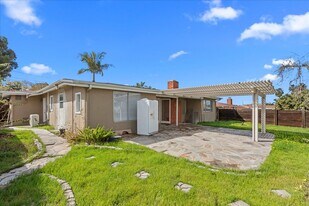 6910 Eberhart St in San Diego, CA - Building Photo