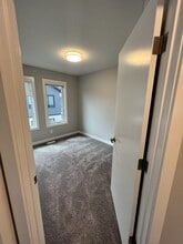 1729 Keene Cres SW in Edmonton, AB - Building Photo - Building Photo