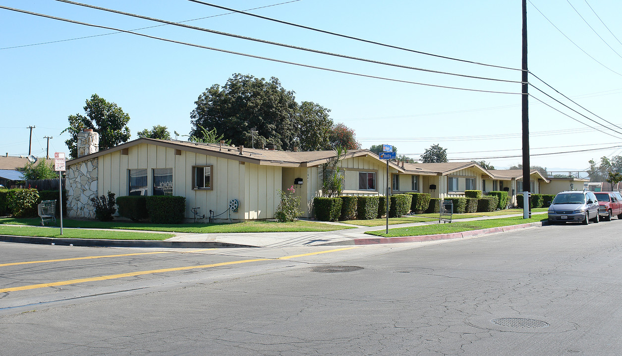 1825-1841 N MAple St in Orange, CA - Building Photo