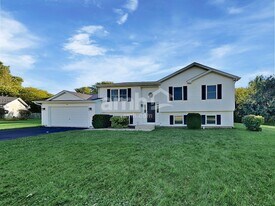 5925 Bluegrass Trl in McHenry, IL - Building Photo