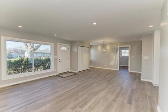 935 Elmwood Ln in Elk Grove Village, IL - Building Photo - Building Photo