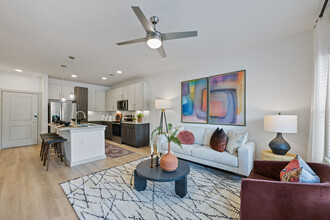 Define Living at Brittmoore in Houston, TX - Foto de edificio - Building Photo