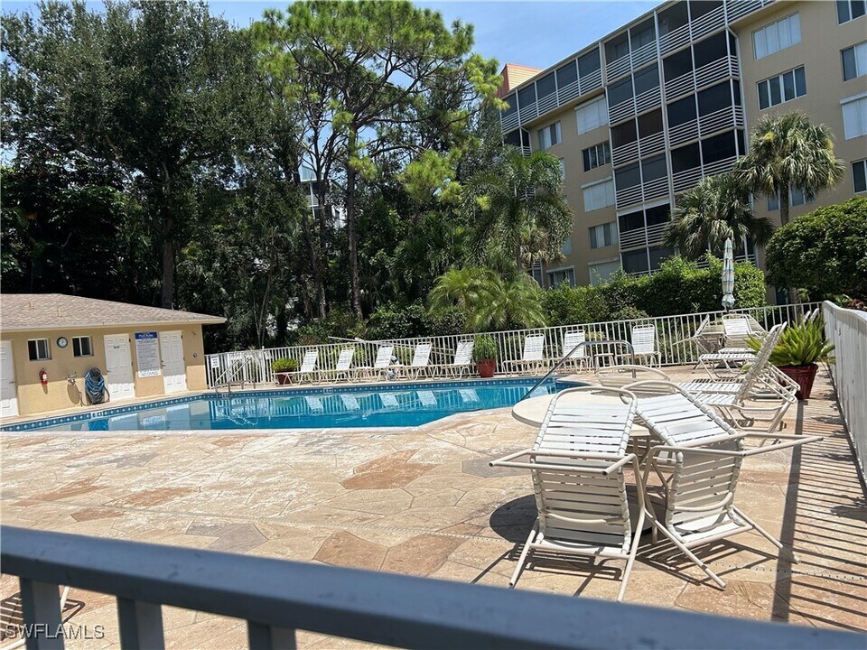 15171 Cedarwood Ln in Naples, FL - Building Photo