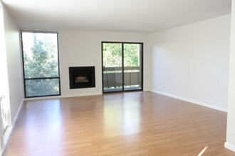 1051 Beach Park Blvd in Foster City, CA - Foto de edificio - Building Photo