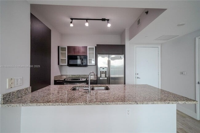 950 Brickell Bay Dr in Miami, FL - Building Photo - Building Photo