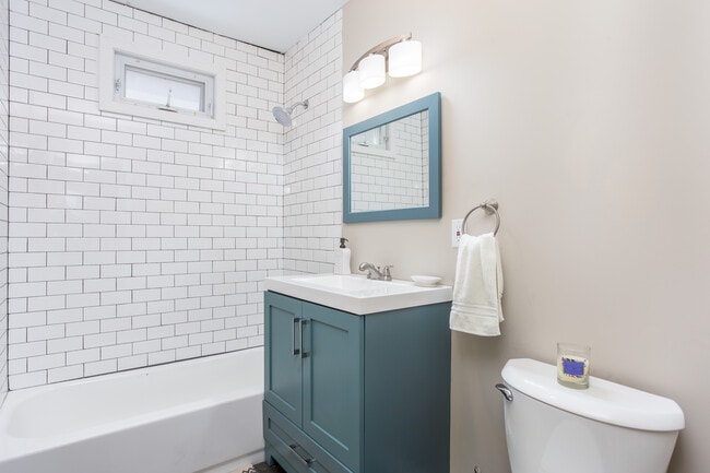 34 Court Park, Unit 3 in West Hartford, CT - Foto de edificio - Building Photo