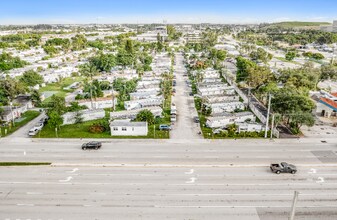 4732 SW 46th Ln in Davie, FL - Building Photo - Building Photo