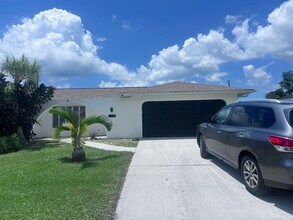 1110 Everest Rd in Venice, FL - Building Photo - Building Photo