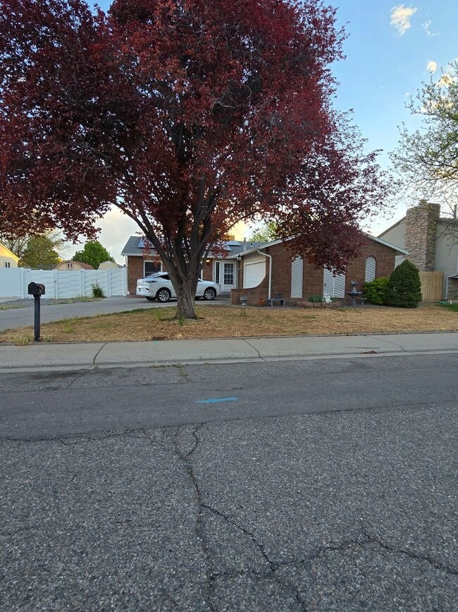 property at 2844 Oxford Ave