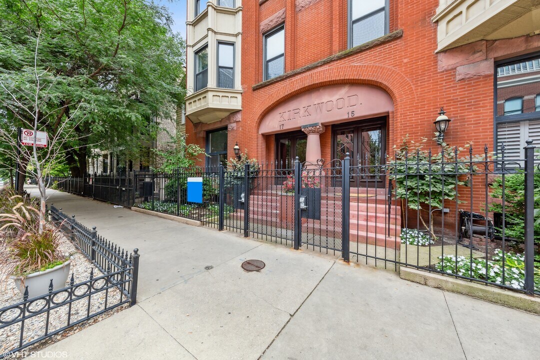 15 E Division St in Chicago, IL - Building Photo